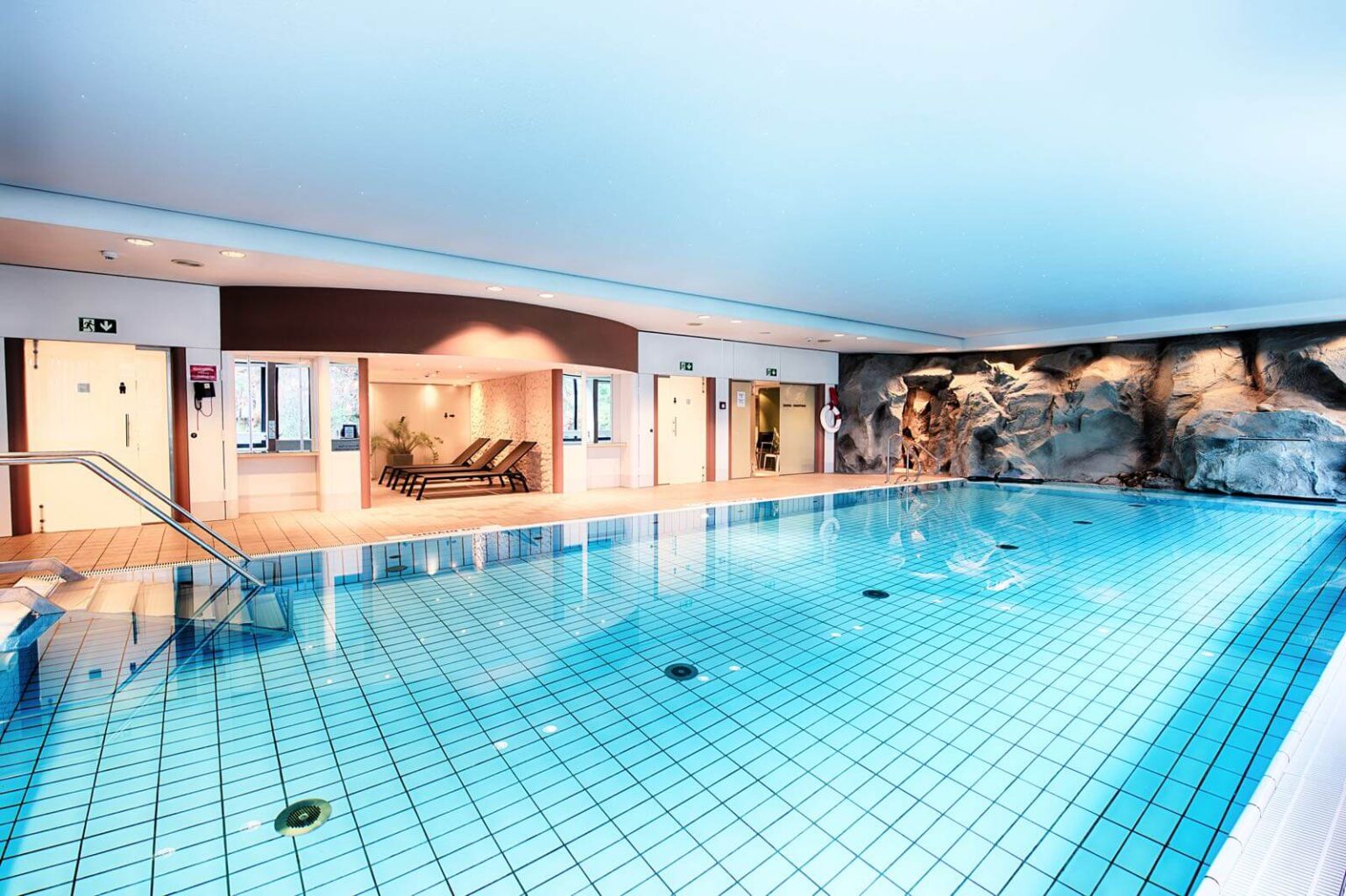 Crowne_Plaza_Frankfurt_Congress_Hotel_Pool_2k